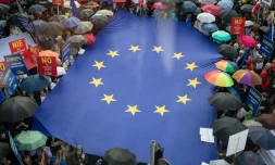 Des manifestants déploient un drapeau européen devant la réprésentation de la Commission européenne, le 26 juin 2018 à Varsovie, pour dénoncer la réforme de la Cour suprême