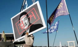 Un manifestant marche avec un portrait du président sud-coréen Yoon Suk Yeol avant un rassemblement à Séoul, le 11 janvier 2025