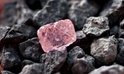 Diamant rose brut, baptisé Argyle Pink Jubilee, trouvé dans la mine australienne d'Argyle, dans une photo distribuée le 22 février 2012 par le géant minier Rio Tinto