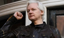Le fondateur de WikiLeaks Julian Assange sur le balcon de l'ambassade d'Equateur à Londres, le 19 mai 2017