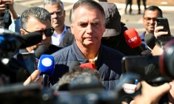 L'ancien président brésilien Jair Bolsonaro parle aux médias médias après avoir été équipé d'un bracelet électronique, le 18 juillet 2025 à Brasilia