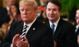 Le président américain Donald Trump et le juge Brett Kavanaugh lors de la cérémonie d'investiture à la Cour suprême du magistrat conservateur, le 8 octobre 2018 à Washington