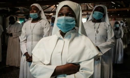 Des fidèles masquées du mouvement religieux Legio Maria dans une église de Nairobi, le 26 juillet 2020