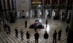Hommage au Capitole devant la dépouille de la juge progressiste de la Cour suprême Ruth Bader Ginsburg, le 25 septembre 2020 à Washington