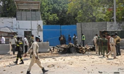 Des militaires et policiers sur les lieux d'un attentat suicide Ă Mogadiscio le 31 juillet 2016