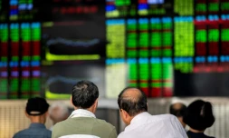 Des investisseurs surveillent le cours des actions à Shangai, en Chine, le 25 septembre 2018