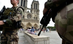 Des fusiliers marins patrouillent sur la parvis de Notre-Dame de Paris, dans le cadre de l'opération Sentinelle, le 20 juillet 2016