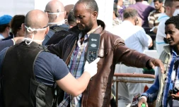 Des migrants contrôlés à leur arrivée le 7 auût 2015 à Pozzalo en Italie