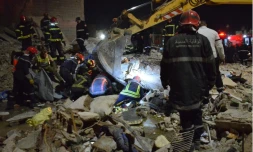 Des secouristes fouillent les décombres après l'effondrement de deux immeubles à Fès, au Maroc, pendant la nuit du 9 au 10 décembre 2025