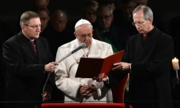 Le pape François (c) au Colisée à Rome à l'occasion du Vendredi Saint, le 25 mars 2016