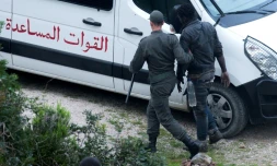 Un migrant arrêté le 18 février 2017 à Ceuta lors d'une tentative pour franchir la barrière séparant l'enclave espagnole du Maroc