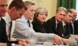 La Première ministre britannique Theresa May (C) lors de son premier conseil des ministres en 2018, à Londres, le 9 janvier