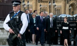Le Premier ministre britannique David Cameron (c) quitte avec le chef du parti travailliste Jeremy Corbyn le Parlement à Londres, le 20 juin 2016 