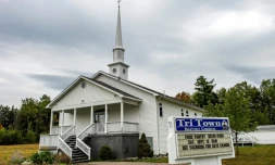 L'église baptiste de Tri-Town où a eu lieu début août un mariage auquel ont été reliés 7 morts et au moins 177 personnes infectées, photographiée ici en septembre 2020 à East Millinocket dans l'Etat américain du Maine 