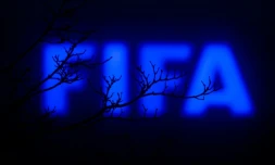 Seize nouvelles personnes ont été inculpées jeudi dans le cadre de l'enquête pour corruption au sein de la Fifa menée par les Etats-Unis, dont plusieurs hauts responsables de l'organisation