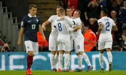 L'attaquant anglais Wayne Rooney félicité par ses coéquipiers après son but contre la France, le 17 novembre 2015 à Wembley