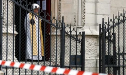 Première messe, deux  mois après l'incendie, à la cathédrale Notre-Dame, le 15 juin à Paris