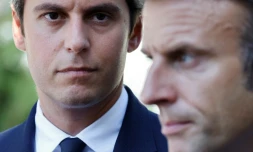 Le président Emmanuel Macron et Gabriel Attal, alors ministre de l'Education, lors d'une visite dans un lycée professionnel le 1er septembre 2023 à Orange (Vaucluse)