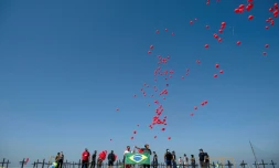 Lùcher de ballons sur la plage de Copacabana de Rio en hommage aux plus de 100.000 morts du Covid-19 au Brésil, le 8 août 2020