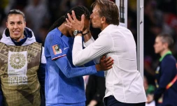 Le sélectionneur français Hervé Renard (d.) embrasse sur le front la défenseuse française Wendie Renard (g.) aprÚs la fin du match du groupe F de la Coupe du monde féminine entre la France et le Brésil, à Brisbane le 29 juillet 2023