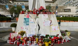 Des bougies, fleurs et messages déposés au pied de la statue de Jean-Paul II à l'extérieur de l'hôpital Gemelli à Rome où est soigné le pape François pour une pneumonie, le 10 mars 2025