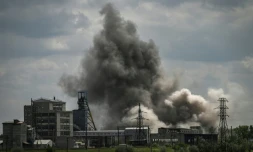 Un épais nuage de fumée au-dessus d'une usine de Soledar après une frappe, dans la région du Donbass, le 24 mai 2022 en Ukraine