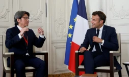 Emmanuel Macron avec le PDG du groupe taïwanais Prologium, Vincent Yang, lors de l'édition 2022 de "Choose France" au château de Versailles, le 11 juillet 2022