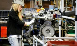 Une ouvrière assemble des pièces d'un moteur Renault dans l'usine de Cleon, le 24 février 2017