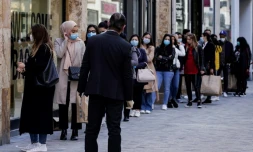File d'attente devant un magasin de vĂȘtements Ă Bruxelles, le 11 mai 2020