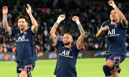 La joie des attaquants du Paris Saint-Germain, l'Argentin Lionel Messi, le Brésilien Neymar et Kylian Mbappé, après la victoire, 2-0 face à Manchester City, lors de leur match de poules de la Ligue des Champions, le 28 septembre 2021 au Parc des Princes