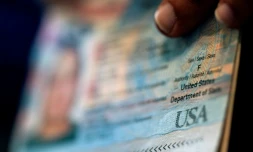 Une personne montrant son passeport à Alexandria, Virginie, le 11 avril 2022