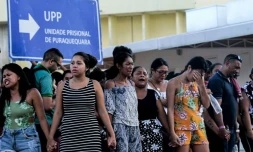 Des familles de détenus prient devant la prison de Puraquequara, dans le nord du Brésil, théùtre de violences meurtriÚres le 28 mai 2019