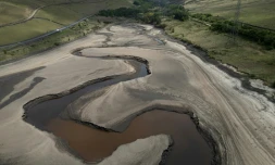 Le lit du réservoir de Woodhead partiellement révélé par une baisse du niveau de l'eau, près de Glossop, dans le nord de l'Angleterre, le 22 mai 2025
