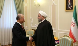 Photo publiée sur le site officiel de la présidence iranienne montrant le président iranien Hassan Rohani (d) rencontrant le chef de l'Agence internationale de l'énergie atomique Yukia Amano à Téhéran le 20 septembre 2015