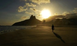 Un homme marche sur la plage d'Ipanema, à Rio de Janeiro (Brésil), où les plages ont été fermées pour tenter de contenir la pandémie de coronavirus, le 20 mars 2021