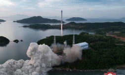 Photo diffusée le 1er juin 2023 par l'agence officielle nord-coréenne Kcna du décollage d'un lanceur de satellite, le 31 mai 2023, avant que la fusée s'abßme en mer