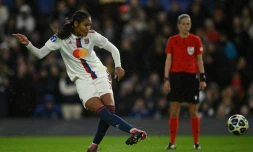 La capitaine lyonnaise Wendie Renard manque son tir au but contre Chelsea en quart de finale retour de la Ligue des champions féminine, le 30 mars 2023 à Londres