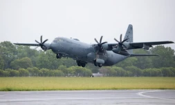 Un avion militaire Hercules C-130J quitte la base de Richmond en Australie pour une mission d'évaluation des dégâts sur l'archipel des Tonga, le 18 janvier 2022