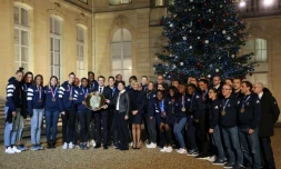 L'équipe de France féminine de handball championne d'Europe reçue à l'Elysée par le président Emmanuel Macron (avec le trophée dans les mains) et son épouse Brigitte, en présence de la ministre des Sports Roxana Maracineanu, le 17 décembre 2017 à Paris