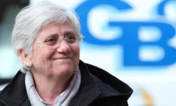 L'ancienne dirigeante catalane Clara Ponsati, visĂ©e par un mandat d'arrĂȘt europĂ©en, arrive au commissariat Saint Leonard Ă Edimbourg pour se rendre Ă la police, le 28 mars 2018