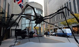 Araignée en bronze géante de Louise Bourgeois devant la maison d'enchères Christie's dans une rue de New York, le 30 octobre 2015
