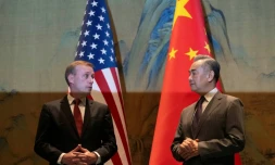 Le chef de la diplomatie chinoise Wang Yi (droite) et le conseiller à la sécurité nationale de Joe Biden, Jake Sullivan (gauche), à Pékin, le 27 août 2024