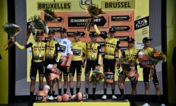 L'équipe Jumbo du Néerlandais Mike Teunissen remporte le contre la montre de la 2e étape du Tour de France le 7 juillet 2019