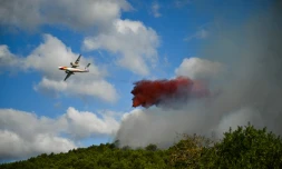 Un avion de la sécurité civile sur les hauteurs de Pouzols-Minervois, dans l'Aude, le 2 juillet 2026