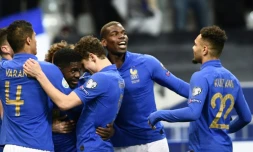 L'équipe de France félicite le défenseur Samuel Umtiti (3e g), buteur lors du match de qualification à l'Euro 2020 face à l'Islande, au Stade de France, le 25 mars 2019