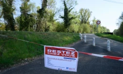 Ecriteau en travers d'une petite route près de la frontière franco-allemande à Setz, dans l'est de la France, le 8 avril 2020