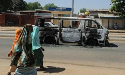 Un véhicule carbonisé dans une rue de Damaturu après un attentat, le 7 novembre 2011 au Nigeria
