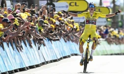 Le cycliste belge de l'équipe Jumbo-Visma, Wout Van Aert, célÚbre son passage de la ligne d'arrivée et remporte la 4e étape de la 109e édition du Tour de France entre Dunkerque et Calais le 5 juillet 2022