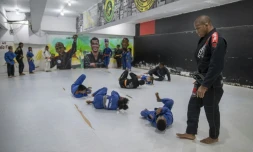 L'instructeur de jiu-jitsu Douglas Rufino donne un cours à ses élÚves dans la favela de Cantagalo, à Rio de Janeiro, au Brésil, le 31 juillet 2023