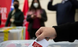 Mise en place de bureaux de vote à Santiago du Chili, le 13 mai 2021, en vue du vote pour le composition de l'Assemblée constituante
